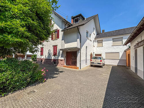 Innenhof - 1 Zimmer Mehrfamilienhaus, Wohnhaus in Durbach