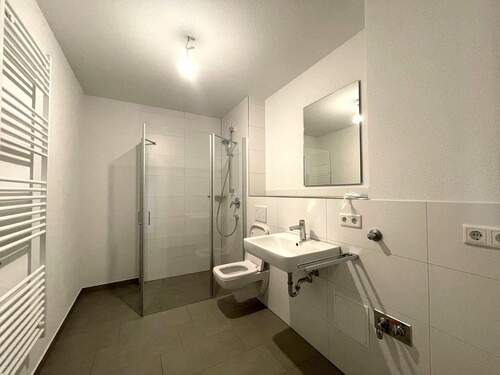 Bad mit Dusche/WC und Waschmaschinenanschluss - 