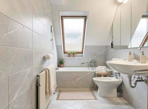 Badezimmer - 1. OG - (KI generiert) - 