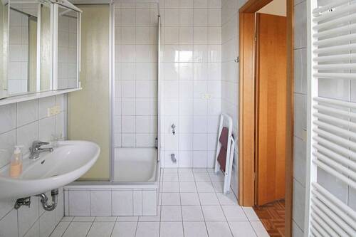 Bad 2. OG - 9 Zimmer Mehrfamilienhaus, Wohnhaus zum Kaufen in Bad Schmiedeberg