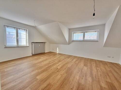 Wohnzimmer - Stilvolle 4-Zimmer-Wohnung in Schwandorf - frisch renoviert & sofort bezugsfrei