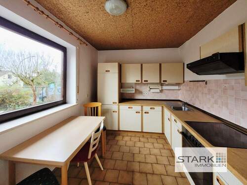 Küche zum Fenster.jpg - Ideal für Paar oder Einzelperson - gerne mit Händchen für den Garten! Schöne Terrasse vorhanden!