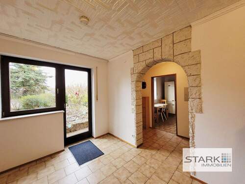 Wohnzimmer zur Terrasse und Küche.jpg - 2 Zimmer Etagenwohnung in Kleinrinderfeld