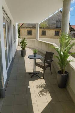 Kleine Frühstücksterrasse mit KI - 