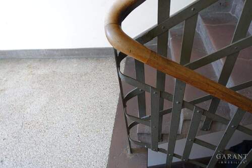 Treppenhaus - Sanierte Altbau-Wohnung mit Terrasse im Hochparterre