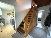 Flur mit Treppe ins Obergeschoss - 
