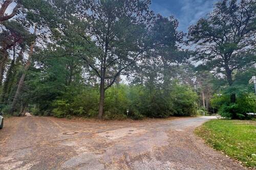 Straßenansicht - Eckgrundstück in Groß Glienicke am Waldrand und in Wassernähe!