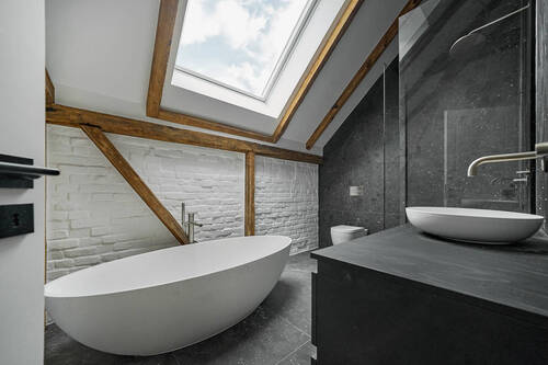 Badezimmer mit Wanne und Dusche - 