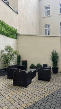 Hof mit Sitzgelegenheiten - 