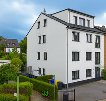 Lichtdurchflutete DG-Wohnung mit Süd-Loggia und Stellplatz in ruhiger, rheinnaher Lage von Neuss