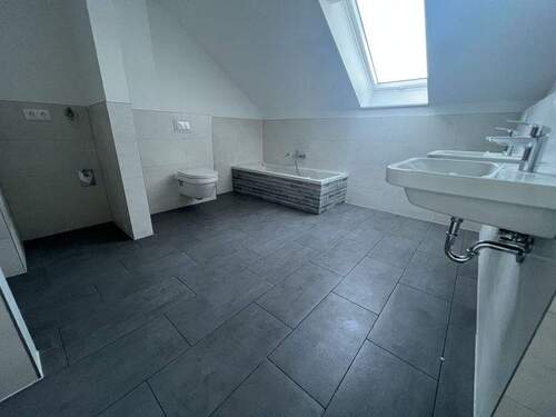 Badezimmer mit Badewanne - 