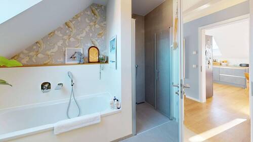 Tageslichtbad mit Dusche und Wanne - 