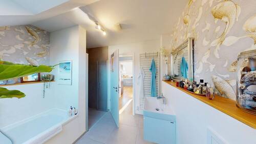 Tageslichtbad mit Dusche und Wanne - 