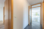 Flur mit Blick in Schlafzimmer - 