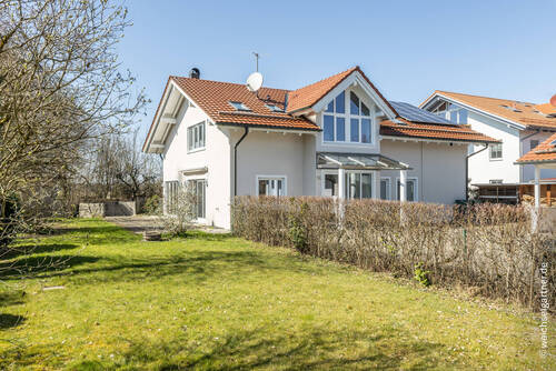 Attraktives Wohnhaus - 5 Zimmer Etagenwohnung in Egmating