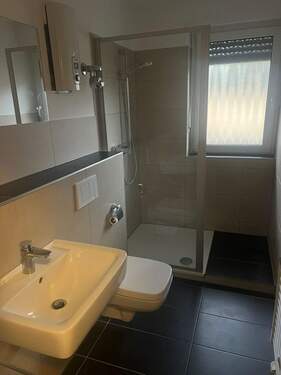 Duschbad mit Fenster - Etagenwohnung mit 42,00 m&sup2; in Neuss zur Miete