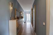 Vorderer Flur mit Eingangsbereich im EG - 