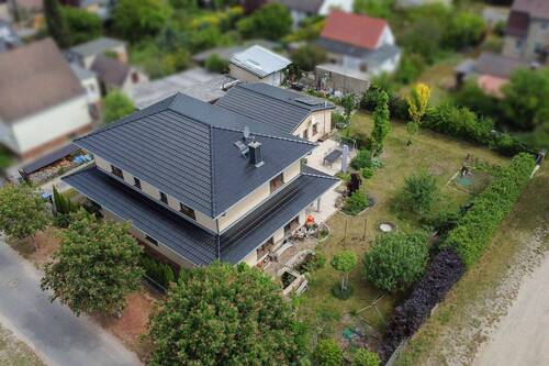 Luftbild Fassade und Dach - Sofort wohlfühlen: 9-Zi.-EFH mit zusätzlichem Bungalow und Pkw-Garage im ruhigen FürstenwaldeSpree