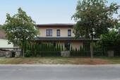 Fassade und Straße - 