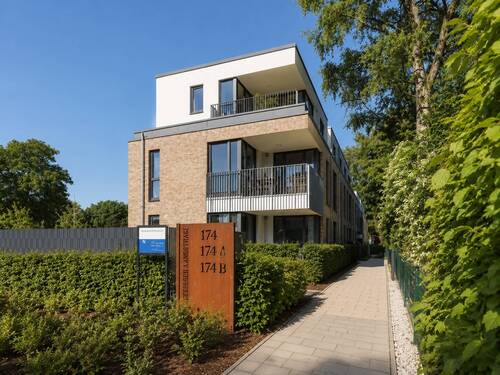 Ansicht Straße - Erstbezug nach Fertigstellung – Attraktive 2-Zimmer-Wohnung in ruhiger und naturnaher Wohnlage von Hamburg-Iserbro