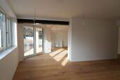 Küche mit Blick ins Wohnzimmer - Mehrfamilienhaus, Wohnhaus in Haar zum Kaufen