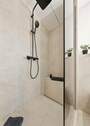 offene Dusche mit Sitzbank - 