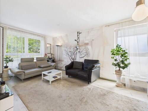 Wohnzimmer mit Balkonzugang - 