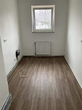 Küche mit Fenster und Fußboden in Hozoptik - 