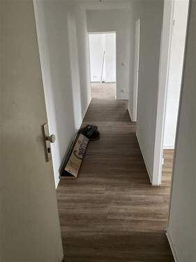 Flur mit Blick in die Wohnung, Fußboden in Holzoptik - 