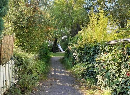 Ein kurzer Weg über das Gartentürchen... - 