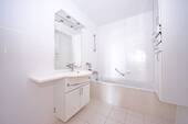 Badezimmer mit Wanne - 