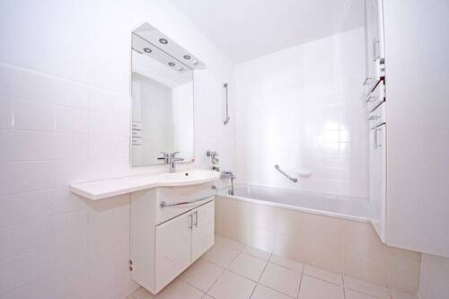 Badezimmer mit Wanne - 