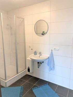 Bad mit Dusche - 
