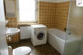 Badezimmer mit Wanne und Dusche - 