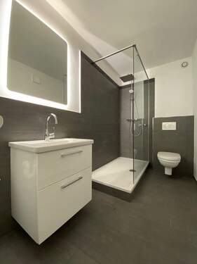 Badezimmer.jpg - Moderne 2 Zimmer Wohnung mit Balkon, Stellplatz und Einbauküche in D-Niederkassel