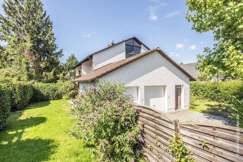 Doppelgarage mit elektr. Toren - 