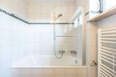Badewanne mit Glasabtrennung - 