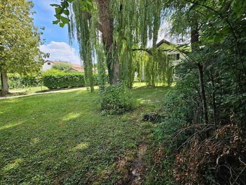 Großzügiges Grundstück - Charmantes, großzügiges Grundstück mit idyllischem Garten und attraktivem Baurecht in Vorzugslage