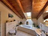 Badezimmer mit Wanne und Dusche im OG - 