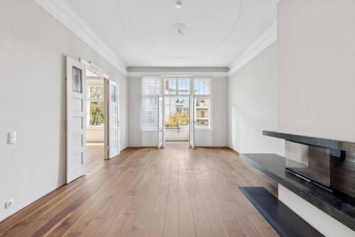 Wohnzimmer mit Blick zum Balkon - 4 Zimmer Etagenwohnung zum Kaufen in Berlin