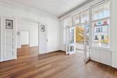 Wohnzimmer mit Blick in die angrenzenden Zimmer - Etagenwohnung mit 173,00 m&sup2; in Berlin zum Kaufen