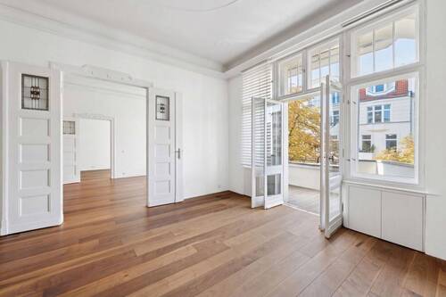 Wohnzimmer mit Blick in die angrenzenden Zimmer - Etagenwohnung mit 173,00 m&sup2; in Berlin zum Kaufen