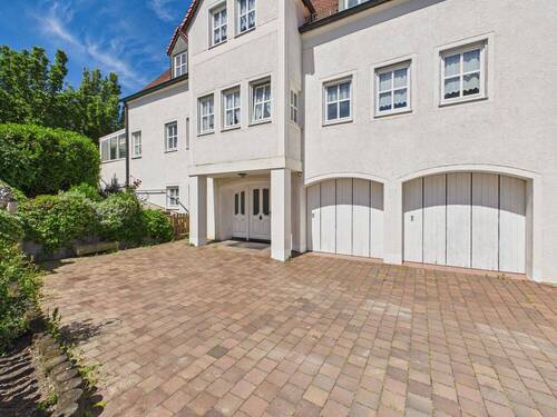 Vorplatz - 6 Zimmer Mehrfamilienhaus, Wohnhaus in Pfeffenhausen