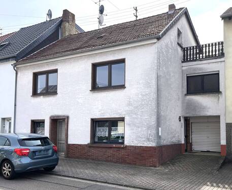 Vorderansicht - Gelegenheit für Selbstgestalter!-sanierungsbedürftiges Wohnhaus in hervorragender Lage.