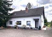 Ansicht von vorne - Einfamilienhaus in Holz mit großem Naturgrundstück - ideal für Handwerker & Naturliebhaber