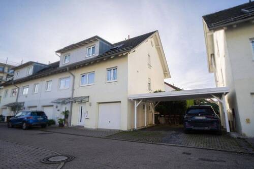 Aussenansicht 1 - Familienfreundliches Reihenendhaus mit Garage und Carport - zentral gelegen