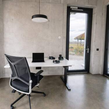 Konzentrierter Fokus: Minimalistisches Design trifft auf moderns - Modernes Coworking in Schutterwald - Dedizierter Schreibtisch, flexibel