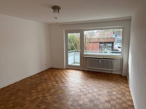 Wohnzimmer/ Blick draußen - Provisionsfrei: Helle 3-Zimmer-ETW mit Südbalkon & TG-Stellplatz in HH-Lokstedt