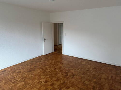Wohnzimmer/ Blick in Wohnung - 3 Zimmer Etagenwohnung zum Kaufen in Hamburg