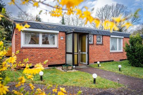 Ansicht vorne - Modernisierungsbedürftiger Bungalow mit Einzelgarage